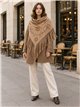 Poncho de camurça sintética com franjas recortadas.