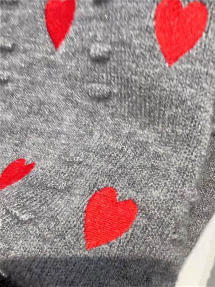 Maglia con cuori ricamati