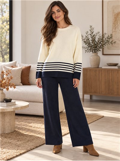 Completo composto da maglione e pantaloni oversize a righe.
