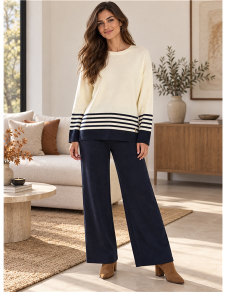 Completo composto da maglione e pantaloni oversize a righe.
