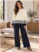 Completo composto da maglione e pantaloni oversize a righe.
