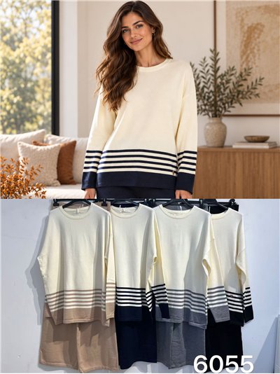 Completo composto da maglione e pantaloni oversize a righe. 2