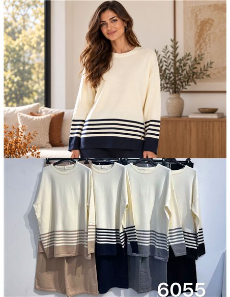 Completo composto da maglione e pantaloni oversize a righe.