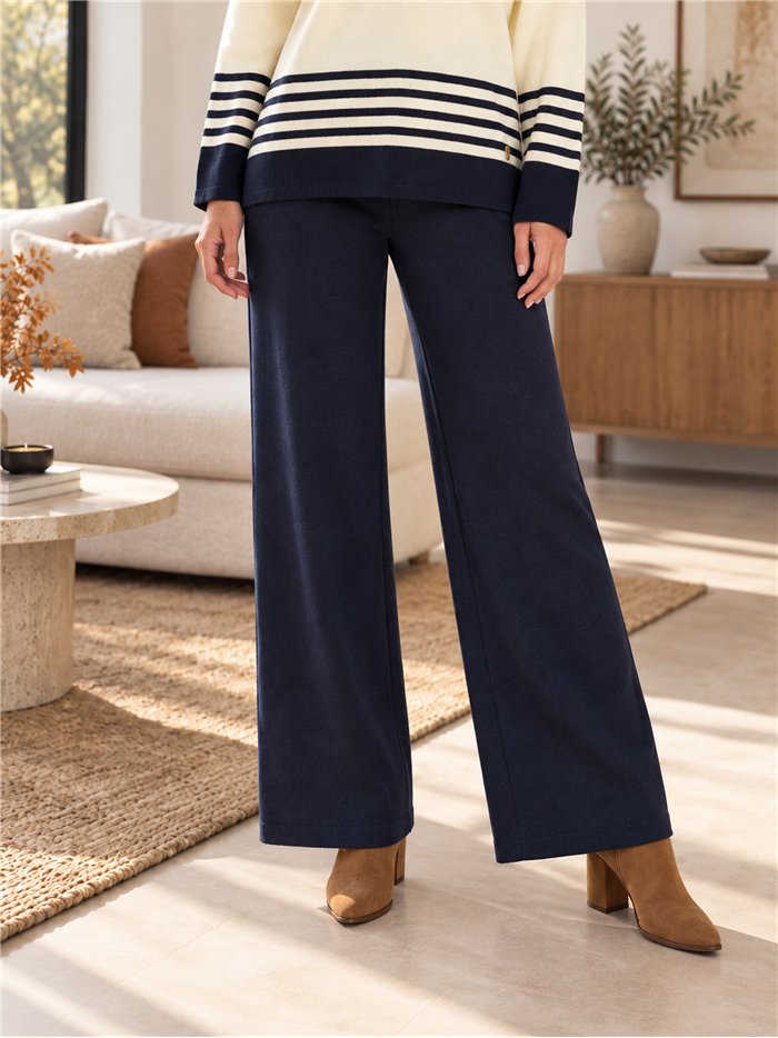 Completo composto da maglione e pantaloni oversize a righe.