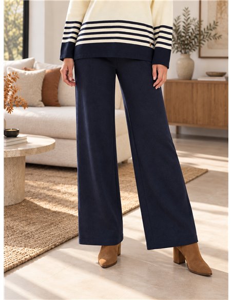 Completo composto da maglione e pantaloni oversize a righe.