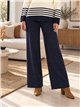 Completo composto da maglione e pantaloni oversize a righe.