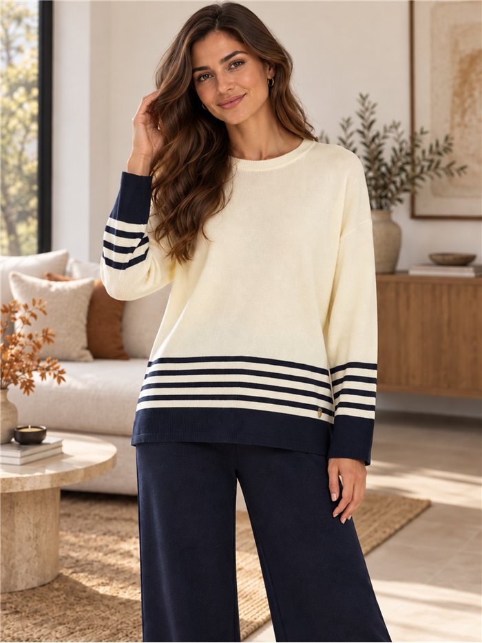 Completo composto da maglione e pantaloni oversize a righe.