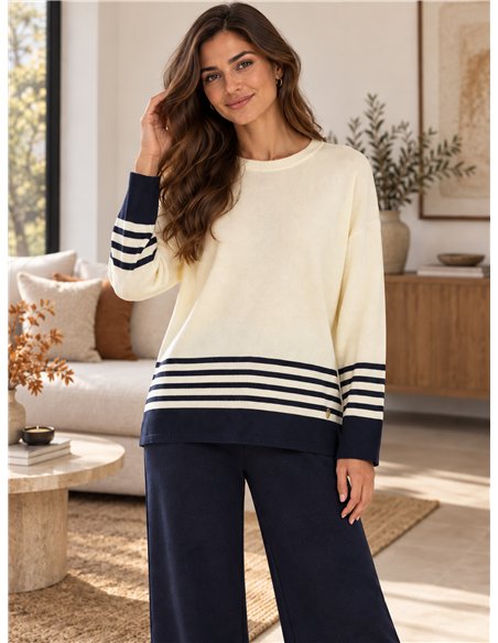 Completo composto da maglione e pantaloni oversize a righe.