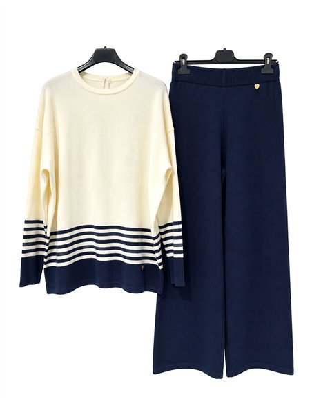 Completo composto da maglione e pantaloni oversize a righe.