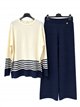 Completo composto da maglione e pantaloni oversize a righe.