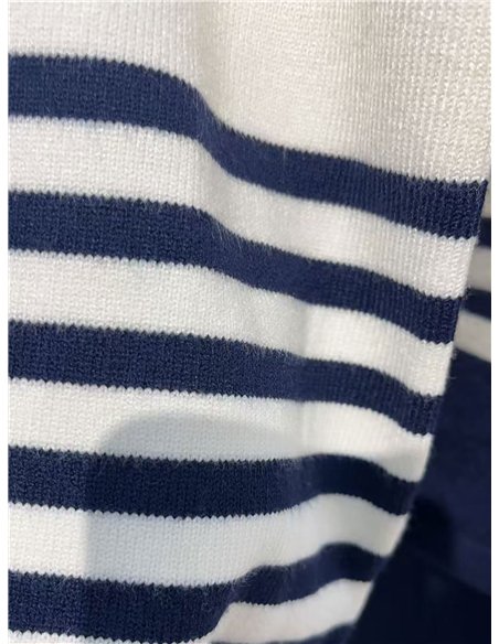 Completo composto da maglione e pantaloni oversize a righe.
