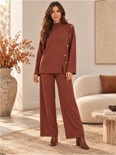 Completo composto da maglione e pantaloni con bottoni laterali