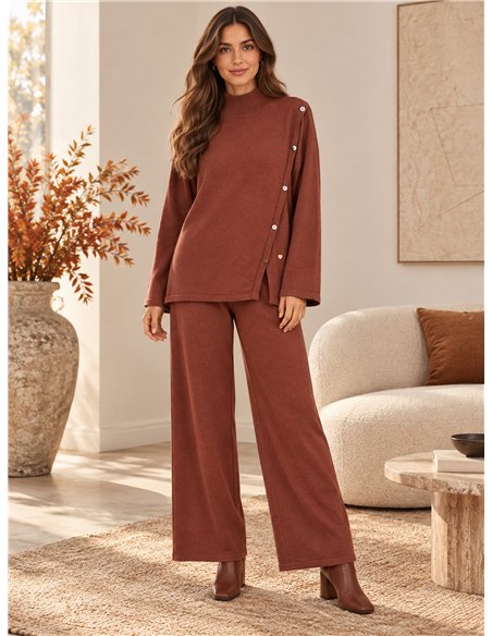 Completo composto da maglione e pantaloni con bottoni laterali
