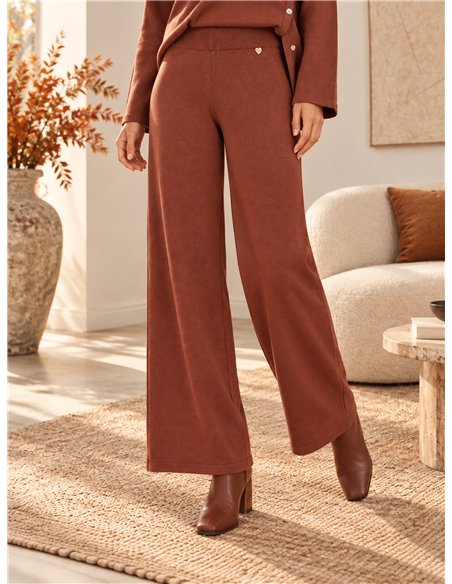 Completo composto da maglione e pantaloni con bottoni laterali