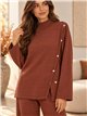 Completo composto da maglione e pantaloni con bottoni laterali
