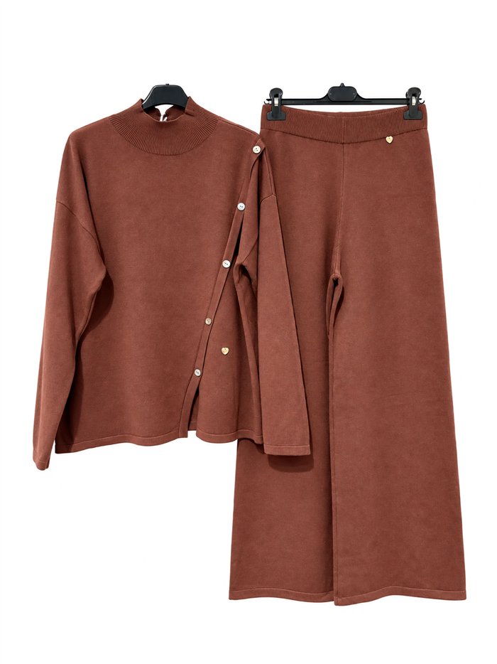 Completo composto da maglione e pantaloni con bottoni laterali