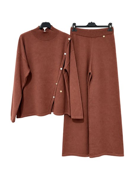 Completo composto da maglione e pantaloni con bottoni laterali
