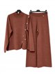 Completo composto da maglione e pantaloni con bottoni laterali