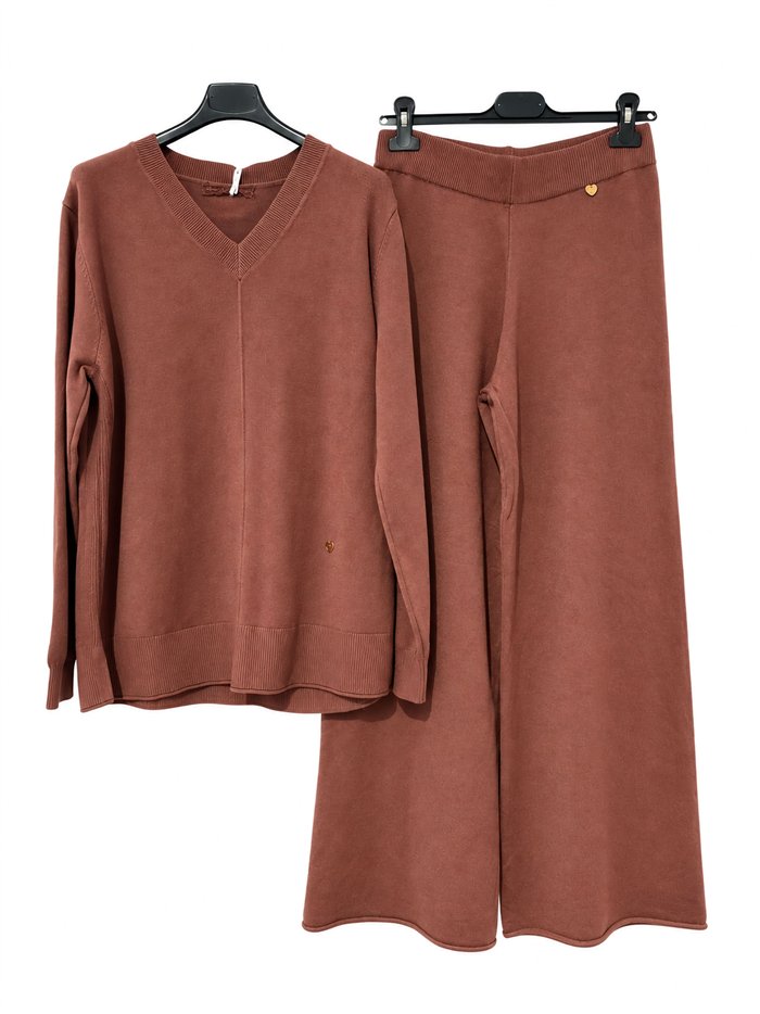 Conjunto jersey cuello pico y pantalón wide leg