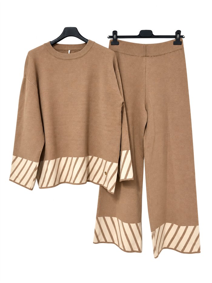 Ensemble maillot à rayures diagonales et pantalon large