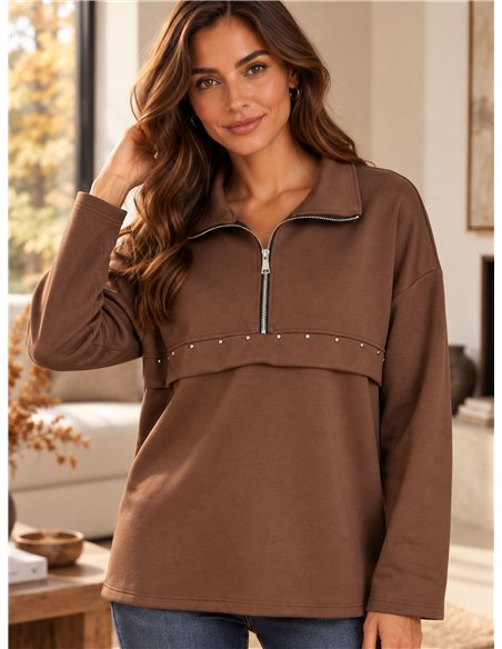 Sudadera amplia con cremallera y tachas