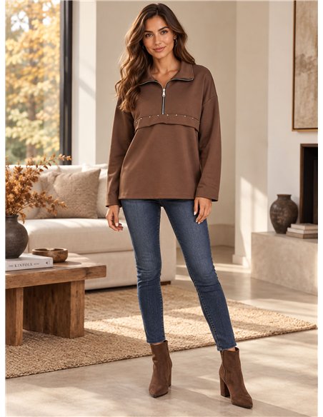 Sudadera amplia con cremallera y tachas
