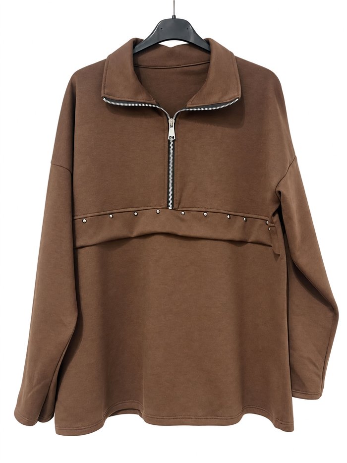 Sudadera amplia con cremallera y tachas