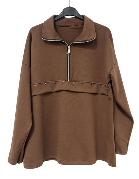 Sudadera amplia con cremallera y tachas