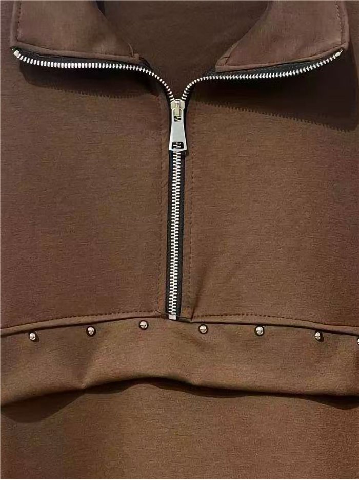 Sudadera amplia con cremallera y tachas