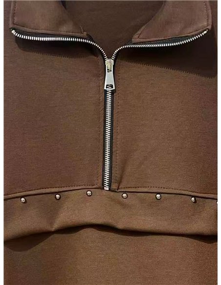 Sudadera amplia con cremallera y tachas