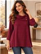 Suéter plus size com gola drapeada e botões.