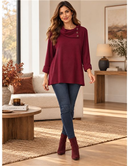 Suéter plus size com gola drapeada e botões.