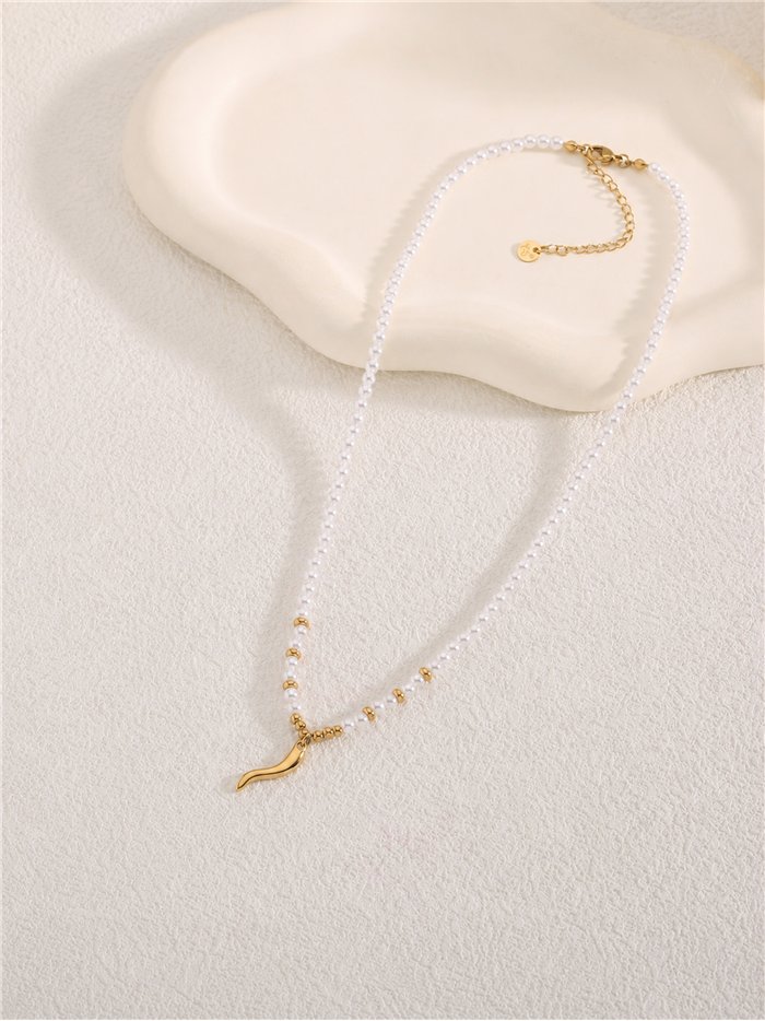 Collier de perles de type nacre avec pendentif piment