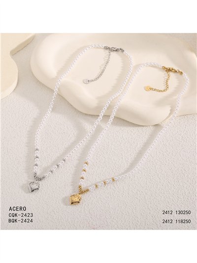 Collier de perles nacrées avec pendentif fraise 2