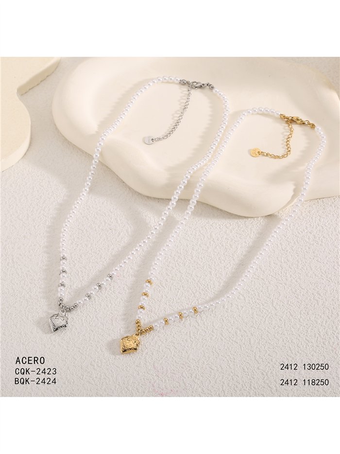 Collier de perles nacrées avec pendentif fraise