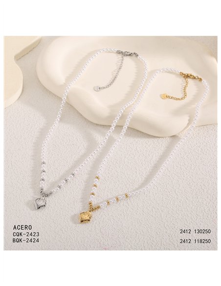 Collier de perles nacrées avec pendentif fraise