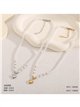 Collier de perles nacrées avec pendentif fraise