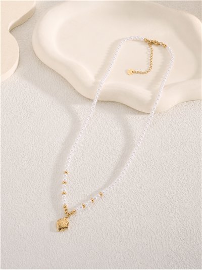Collier de perles nacrées avec pendentif fraise