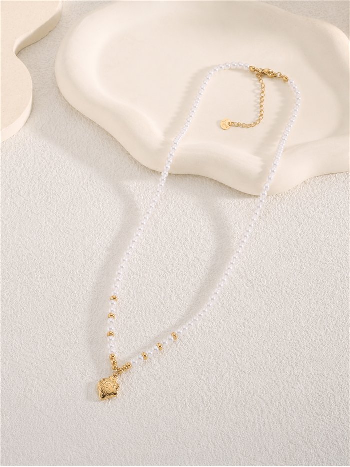 Collier de perles nacrées avec pendentif fraise