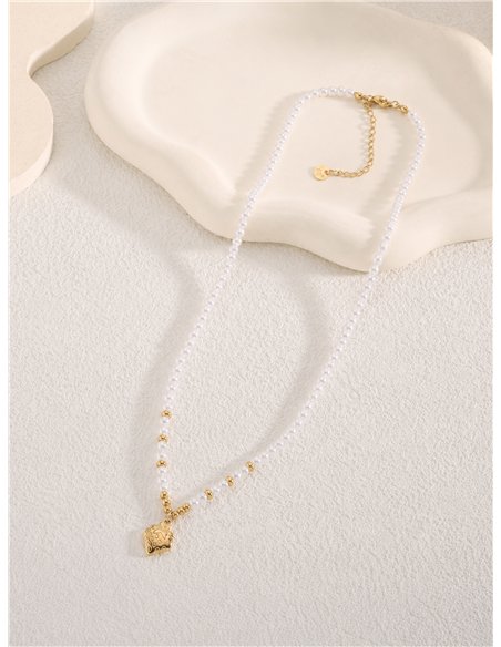 Collier de perles nacrées avec pendentif fraise