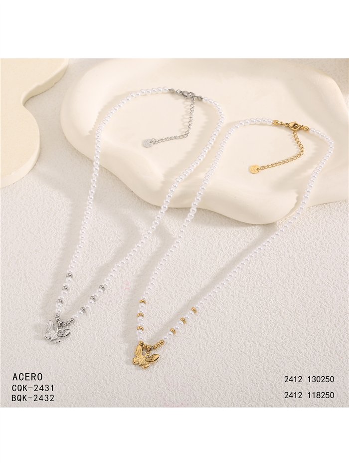 Collier de perles nacrées avec pendentif papillon