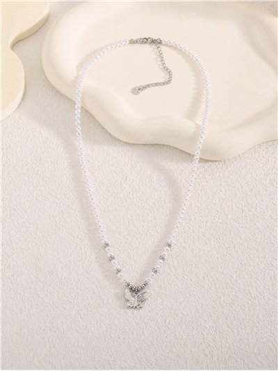 Collier de perles nacrées avec pendentif papillon