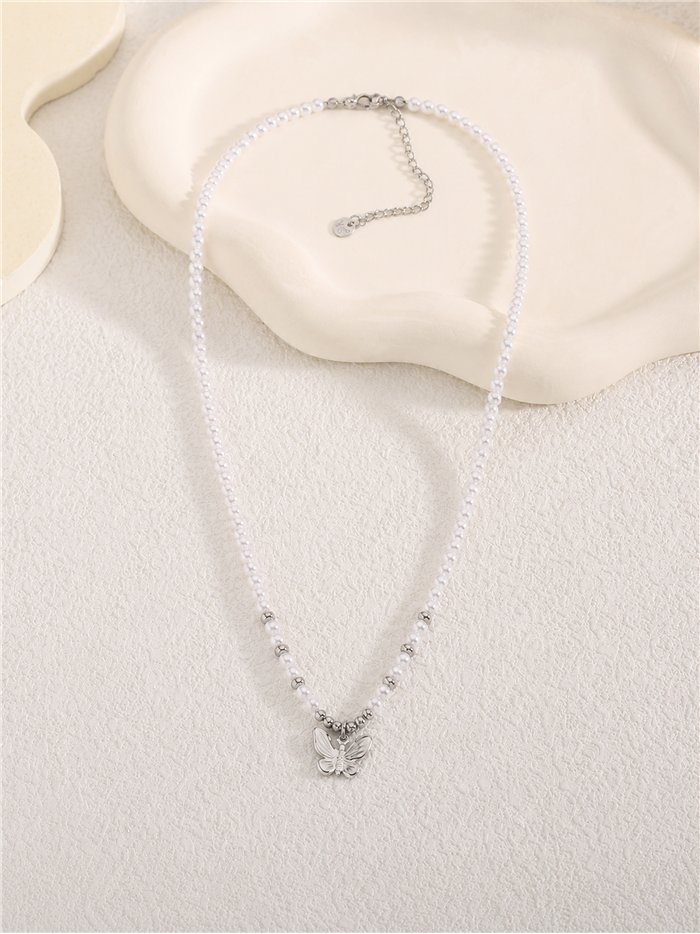 Collier de perles nacrées avec pendentif papillon