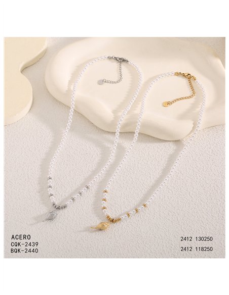Collier de perles nacrées avec pendentif coquillage