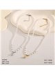 Collier de perles nacrées avec pendentif coquillage