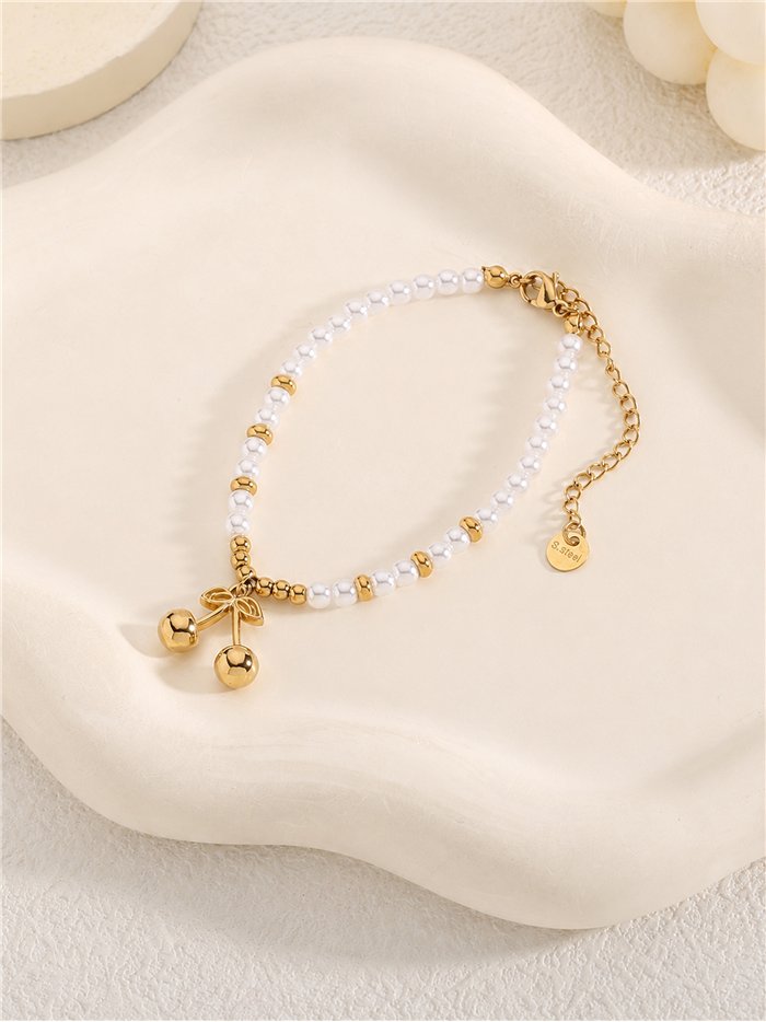 Perlenartiges Armband mit Kirschanhänger