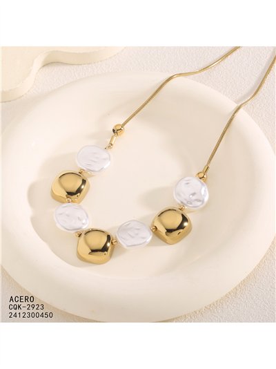 Collier en acier orné de pièces géométriques bicolores blanches et dorées 2