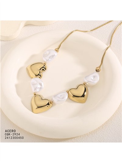 Collier en acier orné de cœurs dorés et de perles blanches effet perle. 2