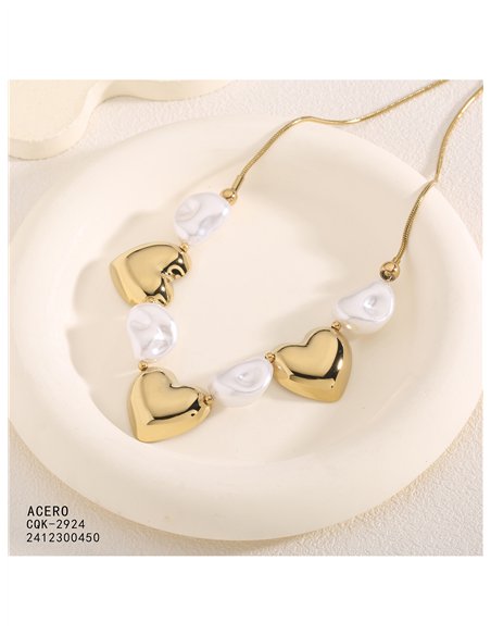 Collier en acier orné de cœurs dorés et de perles blanches effet perle.