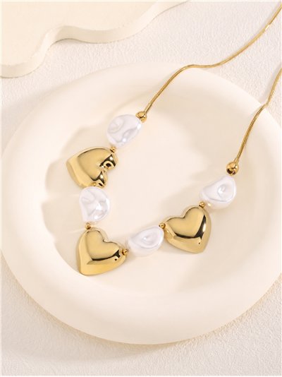 Collier en acier orné de cœurs dorés et de perles blanches effet perle.